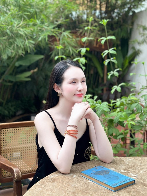 Ở đời thường, bà mẹ 3 con chuộng váy áo nữ tính, kín đáo.