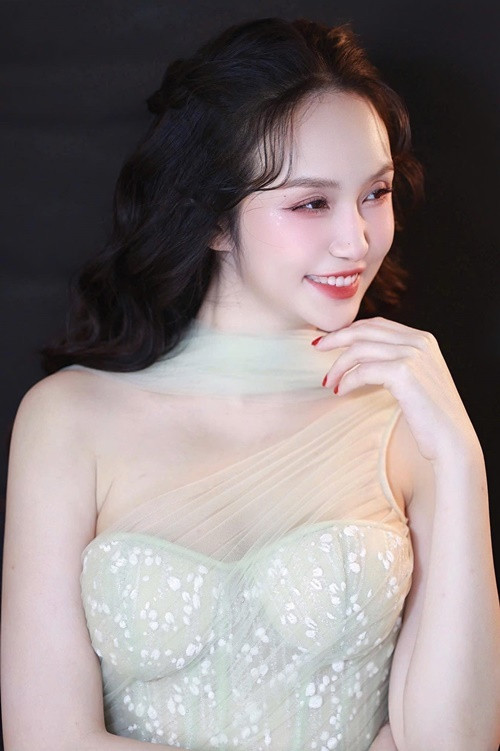 Theo Hương Baby, do góc quay không đẹp và không phải tạo dáng trước ống kính, vợ chồng cô bị "dìm hàng".