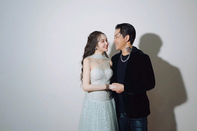 Mới đây, cư dân mạng lan truyền clip Hương Baby - Tuấn Hưng liên tục nhai kẹo cao su, có biểu cảm khác lạ khi tham gia một sự kiện. Nhanh chóng, Hương Baby lên tiếng.