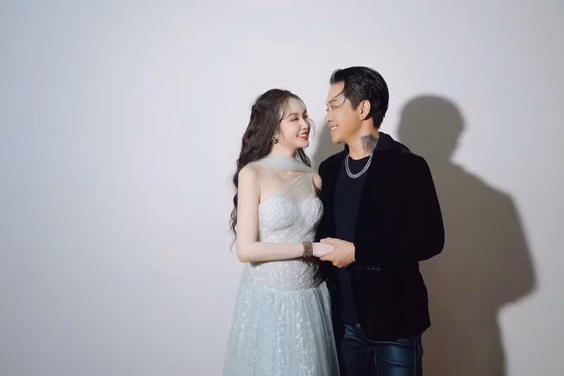 Mới đây, cư dân mạng lan truyền clip Hương Baby - Tuấn Hưng liên tục nhai kẹo cao su, có biểu cảm khác lạ khi tham gia một sự kiện. Nhanh chóng, Hương Baby lên tiếng.