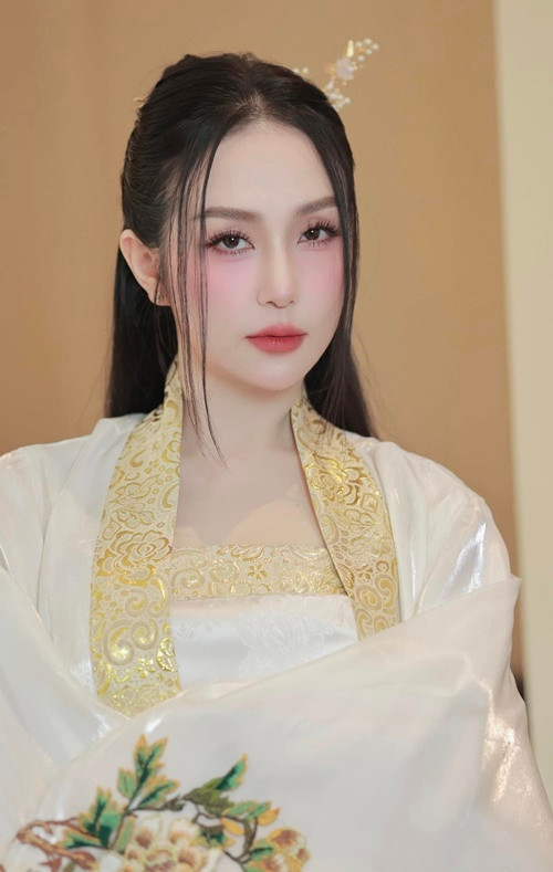 Sau 3 lần sinh nở, vợ Tuấn Hưng vẫn giữ được nhan sắc trẻ trung, gợi cảm.