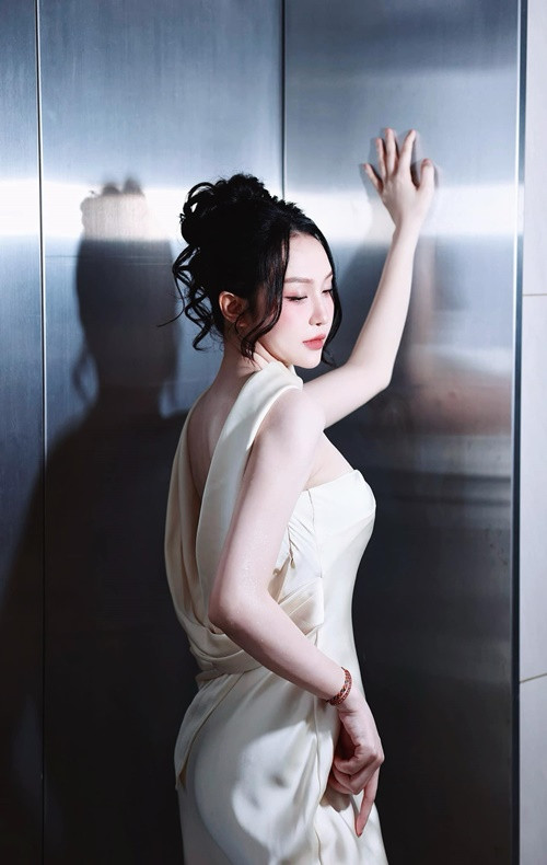 "Ai gặp tôi ở ngoài rồi thì biết đấy ạ, sự thật là tôi không có ăn hình, khổ tâm lắm luôn ý", vợ Tuấn Hưng chia sẻ.