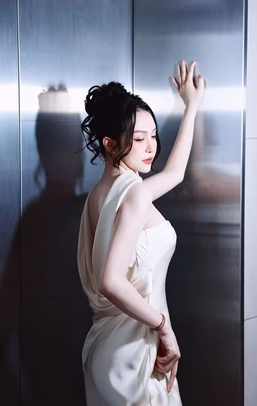 "Ai gặp tôi ở ngoài rồi thì biết đấy ạ, sự thật là tôi không có ăn hình, khổ tâm lắm luôn ý", vợ Tuấn Hưng chia sẻ.