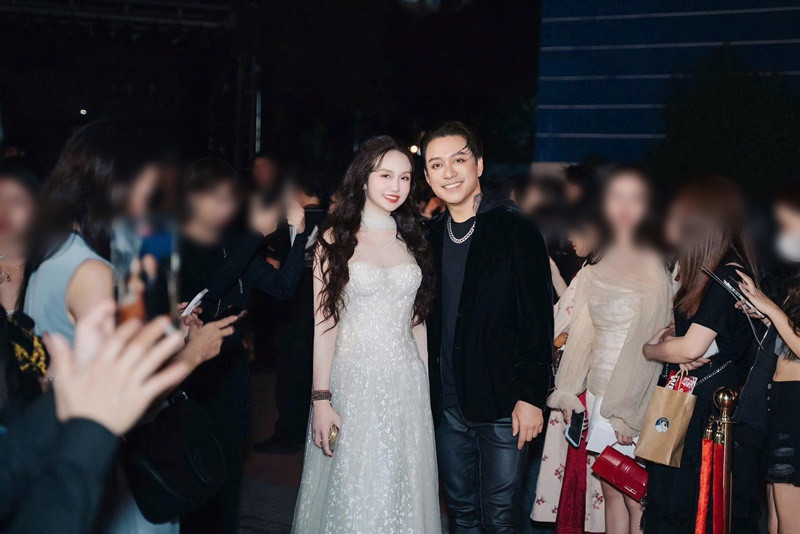 Vợ Tuấn Hưng kể lại: "Hôm đó, có một bạn nhân viên đến hỏi: “Chị cho em hỏi nghệ danh của chị để đọc tên đi thảm đỏ ạ”, mình mới trả lời: “Chị tên là Hương em ạ”. Nhưng do không nghe rõ, bạn ấy hỏi lại: “Chị ơi Hương gì ạ? Em không nghe rõ”. Mình mới nói: “Thôi không sao đâu em ạ, không cần nhắc tên chị đâu”, vì đang ở sự kiện đông người và rất ồn nên cũng khó nói chuyện. Vô tình một người đã quay lại khoảnh khắc đó".