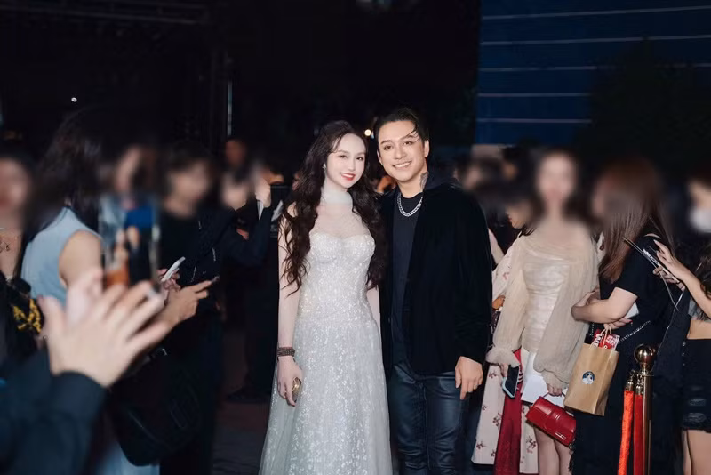 Vợ Tuấn Hưng kể lại: "Hôm đó, có một bạn nhân viên đến hỏi: “Chị cho em hỏi nghệ danh của chị để đọc tên đi thảm đỏ ạ”, mình mới trả lời: “Chị tên là Hương em ạ”. Nhưng do không nghe rõ, bạn ấy hỏi lại: “Chị ơi Hương gì ạ? Em không nghe rõ”. Mình mới nói: “Thôi không sao đâu em ạ, không cần nhắc tên chị đâu”, vì đang ở sự kiện đông người và rất ồn nên cũng khó nói chuyện. Vô tình một người đã quay lại khoảnh khắc đó".