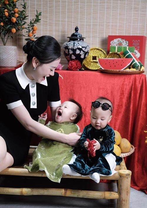 Vào Tết Nguyên đán 2025, diễn viên Phương Oanh từng cho Jenny và Jimmy diện áo dài.