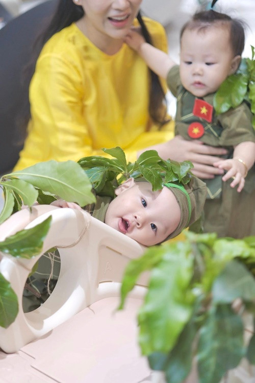 Jenny và Jimmy có nhiều khoảnh khắc đáng yêu khi hóa chiến sĩ.