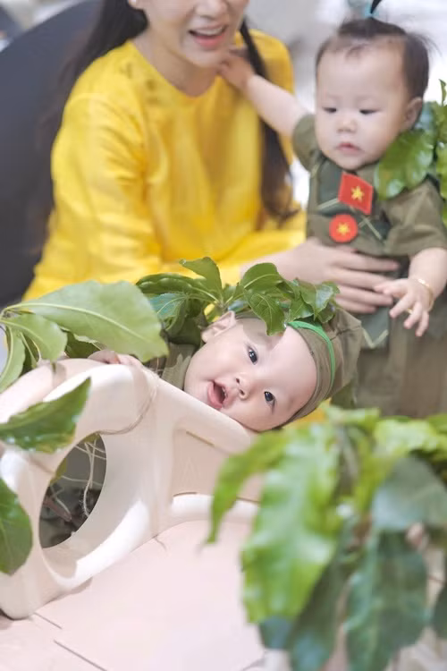 Jenny và Jimmy có nhiều khoảnh khắc đáng yêu khi hóa chiến sĩ.