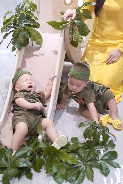 Nhiều sao Việt, cư dân mạng tấm tắc khen vẻ ngoài kháu khỉnh của Jenny và Jimmy.