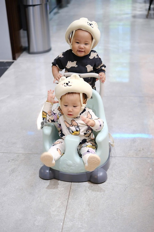 Cặp song sinh của Phương Oanh - Shark Bình mỗi bé 1 màu, cả về tính cách lẫn nước da.