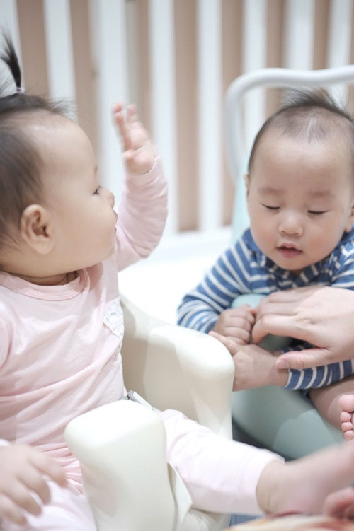 Bé gái Jenny tên thật là Nhật Hạ còn bé trai Jimmy tên thật là Nhật Khang.