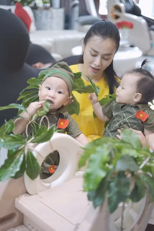 "Chỉ có thể là yêu thôi. 2 cục yêu của bà", diễn viên Quách Thu Phương để lại bình luận.