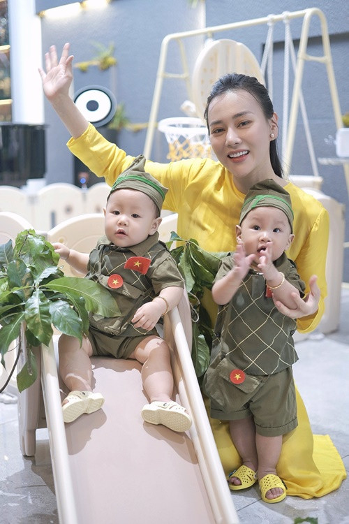  Phương Oanh vừa cho hai bé Jenny và Jimmy tham gia trào lưu mang tên "em bé yêu nước".