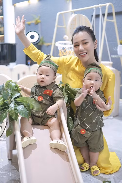  Phương Oanh vừa cho hai bé Jenny và Jimmy tham gia trào lưu mang tên "em bé yêu nước".