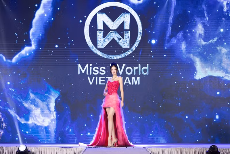 Phần chân váy xẻ cao giúp Ý Nhi khoe khéo đôi chân dài. Ảnh: FB Ý Nhi.