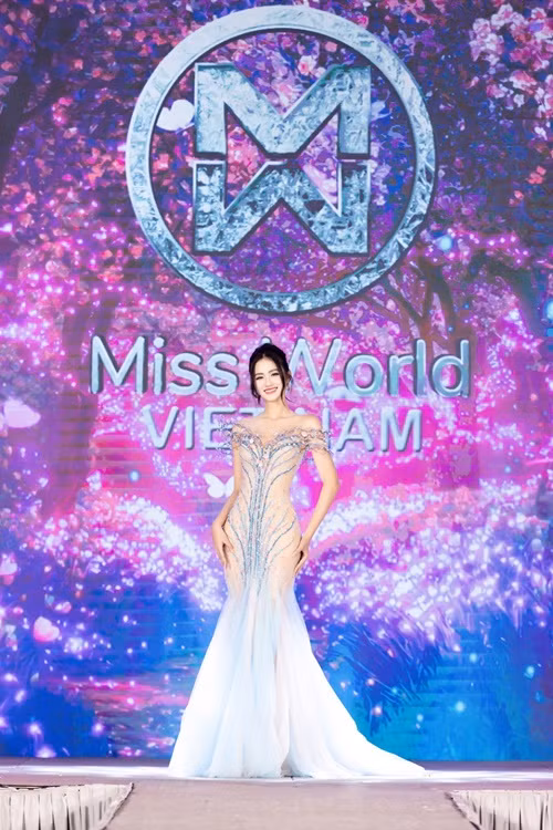 Trang phục dạ hội thứ hai mà NTK Hoàng Tony dành cho Ý Nhi có tên gọi “Garden of Eden” với phom dáng đuôi cá ôm sát. Điểm nhấn trang phục nằm ở phần ngực và thân trên được đính kết tinh xảo, tạo hiệu ứng sống động. Ảnh: FB Ý Nhi.