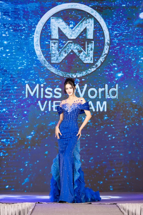 Bộ đầm màu xanh mang tên Aurora of the sea của NTK Hoàng Tony lấy cảm hứng từ hiện tượng cực quang hiếm gặp trên biển – nơi sóng nước giao hòa cùng bầu trời tạo nên những vệt sáng kỳ ảo. Thiết kế trễ vai vừa gợi cảm vừa sang trọng được đính kết tỉ mỉ. Phần tà váy được xử lý xếp tầng mềm mại, gợn sóng uyển chuyển. Ảnh: FB Ý Nhi.