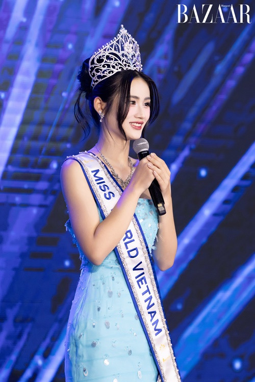 Ý Nhi mang dự án nhân ái Hành trình trái tim và khối óc đến Miss World 2025. Thông qua dự án, cô mong muốn được đóng góp một phần nhỏ công sức để giúp tu sửa những ngôi trường, trao tặng những tủ sách bổ ích cho các em học sinh ở những vùng khó khăn, thiếu thốn điều kiện đến trường. Ảnh: Harper's Bazaar Vietnam.