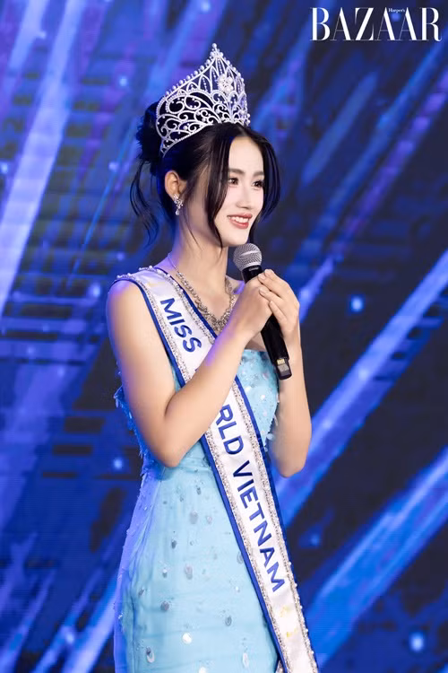 Ý Nhi mang dự án nhân ái Hành trình trái tim và khối óc đến Miss World 2025. Thông qua dự án, cô mong muốn được đóng góp một phần nhỏ công sức để giúp tu sửa những ngôi trường, trao tặng những tủ sách bổ ích cho các em học sinh ở những vùng khó khăn, thiếu thốn điều kiện đến trường. Ảnh: Harper's Bazaar Vietnam.