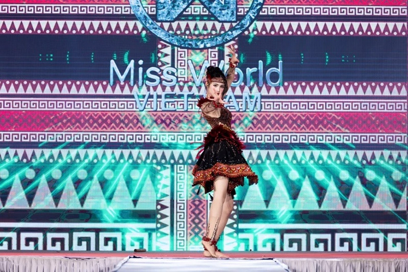 Trang phục trong phần thi Dance of the world của Ý Nhi mang tên Vũ điệu đại ngàn do Quách Tâm Trí và Trần Hoàng Nam thiết kế, lấy cảm hứng từ vùng núi rừng Tây Nguyên. Ảnh: Người Đưa Tin.