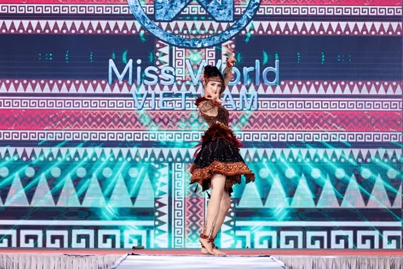 Trang phục trong phần thi Dance of the world của Ý Nhi mang tên Vũ điệu đại ngàn do Quách Tâm Trí và Trần Hoàng Nam thiết kế, lấy cảm hứng từ vùng núi rừng Tây Nguyên. Ảnh: Người Đưa Tin.