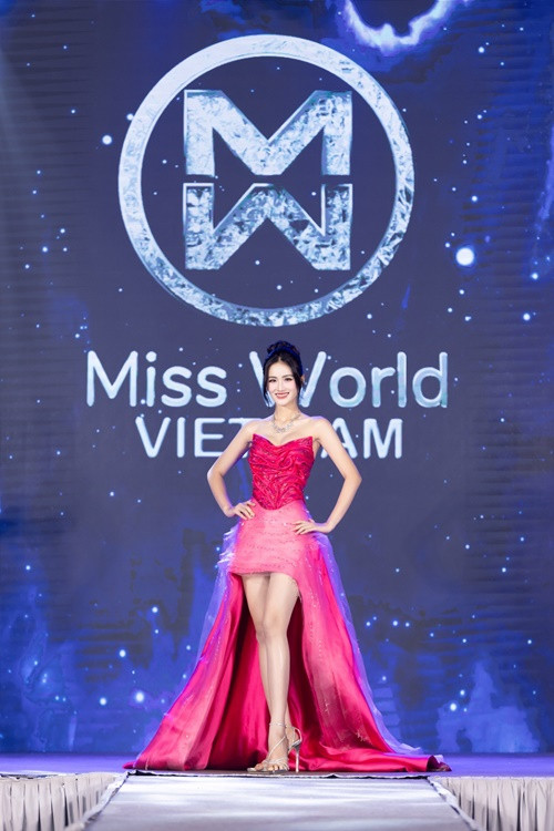 Ý Nhi còn tiết lộ trang phục tham gia phần thi Top Model. Mẫu váy đến từ NTK Thượng Gia Kỳ. Thiết kế mang tông màu hồng, gây ấn tượng với phần tạo hình những nếp gấp nghệ thuật độc đáo. Ảnh: FB Ý Nhi.