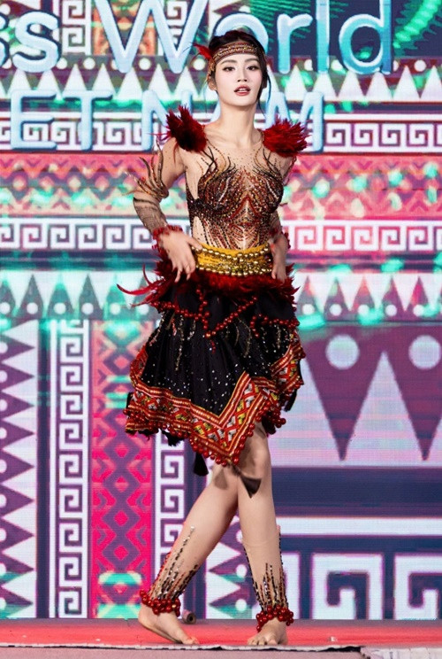 Ý Nhi thể hiện tiết mục Dance of the world trước thềm cuộc thi. Ảnh: Tiền Phong.