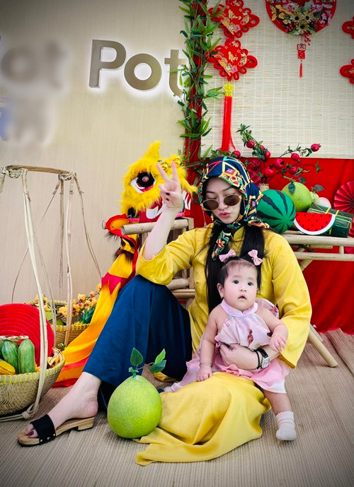 “Ngọc nữ phim giờ vàng THVL" lúng túng khi lần đầu làm mẹ nhưng dần quen mọi việc nhờ sự hỗ trợ của chồng.