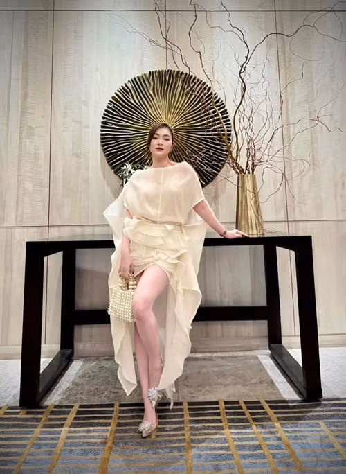  Diễn viên Thanh Trúc xuất thân là ca sĩ. Theo Yan, cô là thành viên nhóm nhạc Pha Lê (thành lập năm 2003) và nhóm J8687 (thành lập năm 2006). Ngoài Thanh Trúc, 2 nhóm này còn có Minh Hằng.