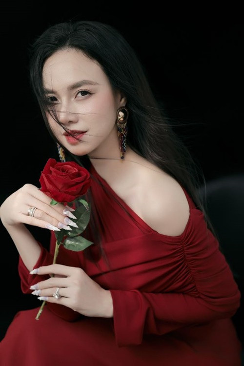 Đinh Ngọc Diệp có gu thời trang ổn định và tinh tế từ khi bước vào showbiz.