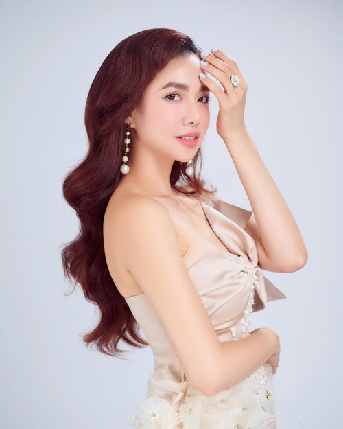 Sau 2 lần sinh nở, Đinh Ngọc Diệp đẹp mặn mà hơn.