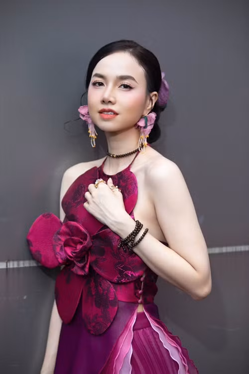 Gần đây, người đẹp 8x chuộng trang phục yếm khoe lưng trần.