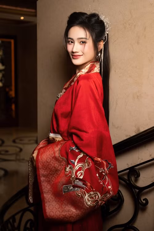 Ý Nhi tập trung vào việc xây dựng, sửa chữa trường học tại những khu vực thiếu thốn cơ sở vật chất, tặng tủ sách để khuyến khích thói quen đọc sách, từ đó đem đến giá trị về tri thức cho các em học sinh.