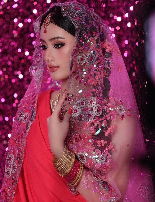 Hoa hậu Ý Nhi sẽ tham gia cuộc thi Miss World 2025 vào đầu tháng 5 tại Ấn Độ. Mới đây, người đẹp bất ngờ hóa cô gái Ấn Độ.