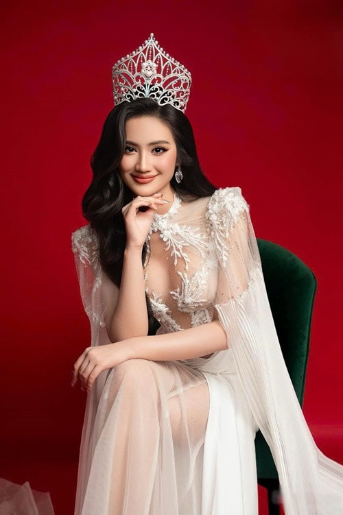 Ý Nhi mang dự án nhân ái Hành trình trái tim và khối óc đến Miss World 2025. Thông qua dự án, người đẹp mong muốn được đóng góp một phần nhỏ công sức để giúp tu sửa những ngôi trường, trao tặng những tủ sách bổ ích cho các em học sinh ở những vùng khó khăn, thiếu thốn điều kiện đến trường.