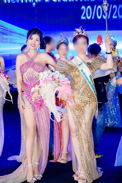 Oanh Yến gợi cảm cuốn hút với váy áo cắt xẻ táo bạo trong một chương trình.