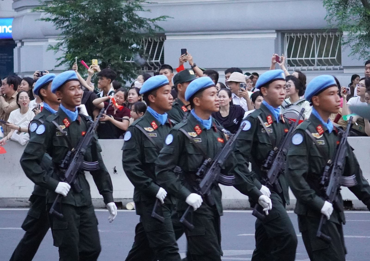 Nguoi dan hao huc don xem buoi so duyet dieu binh, dieu hanh-Hinh-12