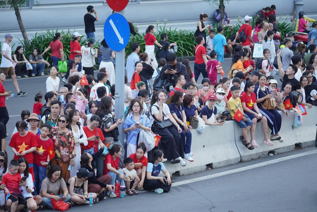 Nguoi dan hao huc don xem buoi so duyet dieu binh, dieu hanh-Hinh-2