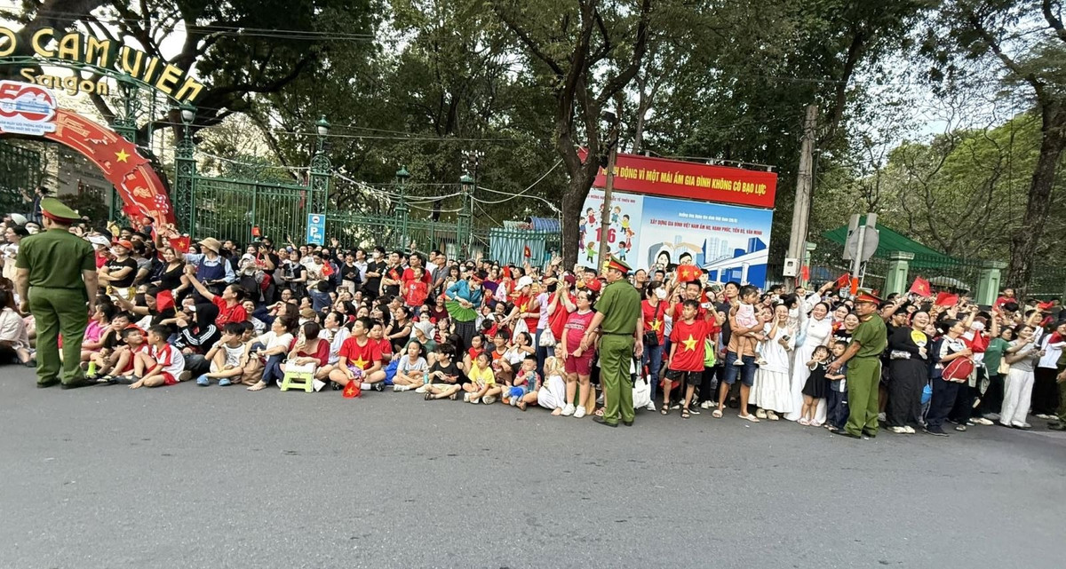 Nguoi dan hao huc don xem buoi so duyet dieu binh, dieu hanh-Hinh-3