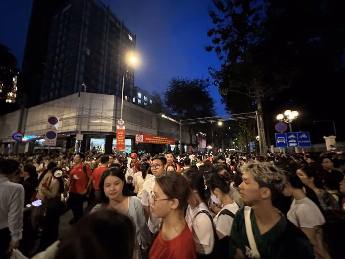 Nguoi dan hao huc don xem buoi so duyet dieu binh, dieu hanh-Hinh-16