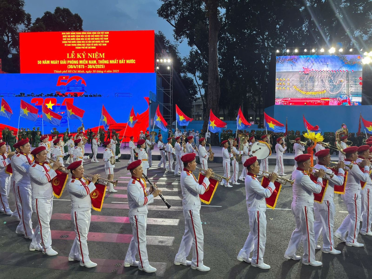 Nguoi dan hao huc don xem buoi so duyet dieu binh, dieu hanh-Hinh-15