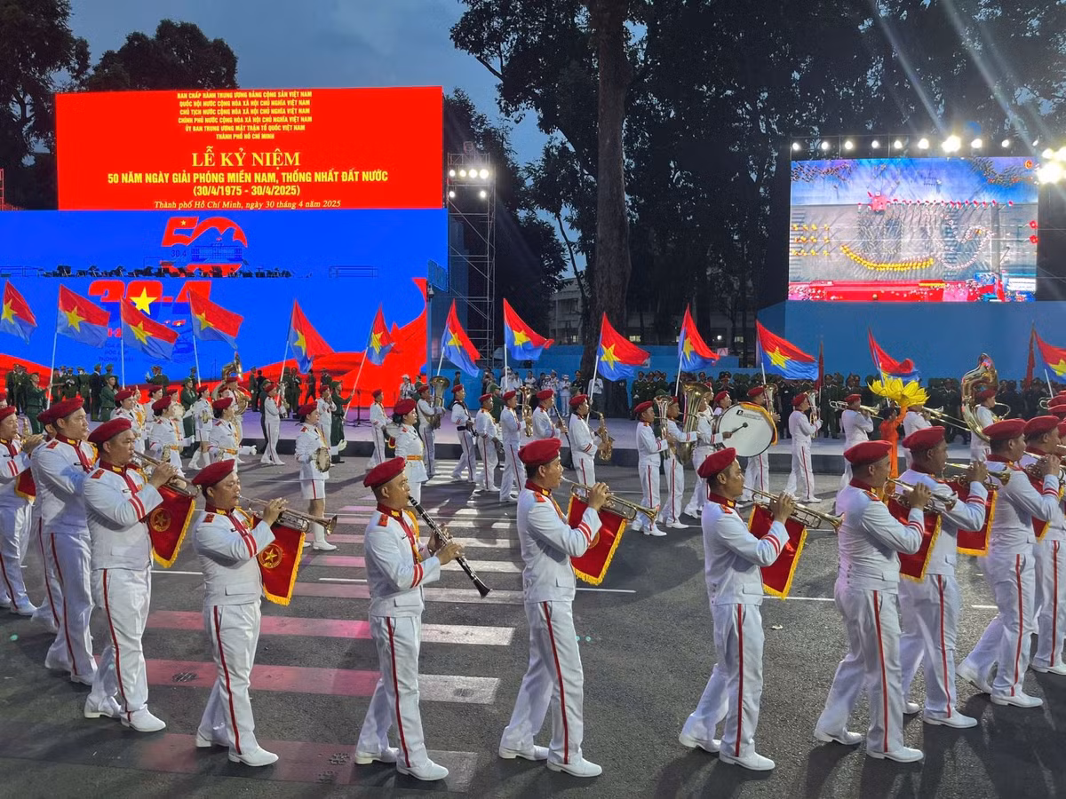 Nguoi dan hao huc don xem buoi so duyet dieu binh, dieu hanh-Hinh-15