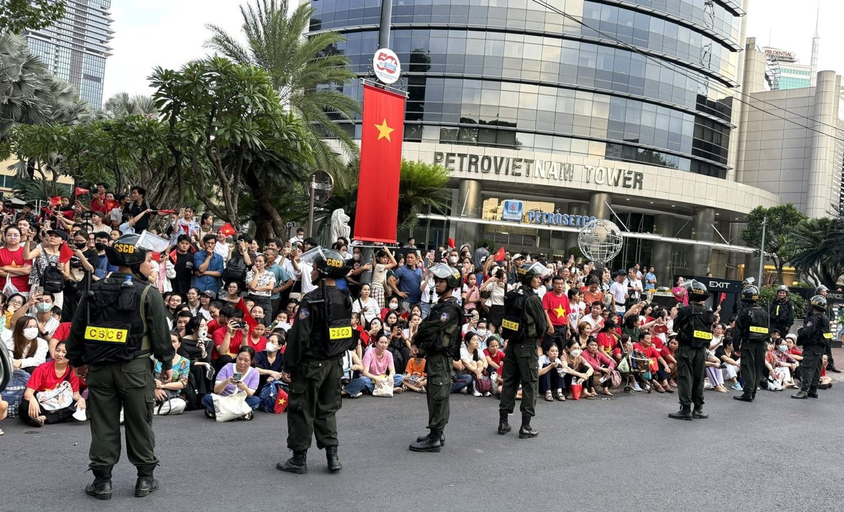 Nguoi dan hao huc don xem buoi so duyet dieu binh, dieu hanh-Hinh-4