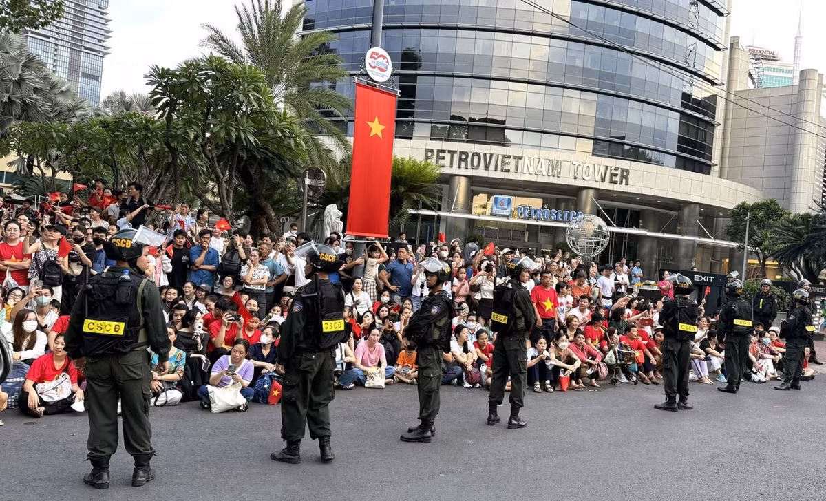 Nguoi dan hao huc don xem buoi so duyet dieu binh, dieu hanh-Hinh-4