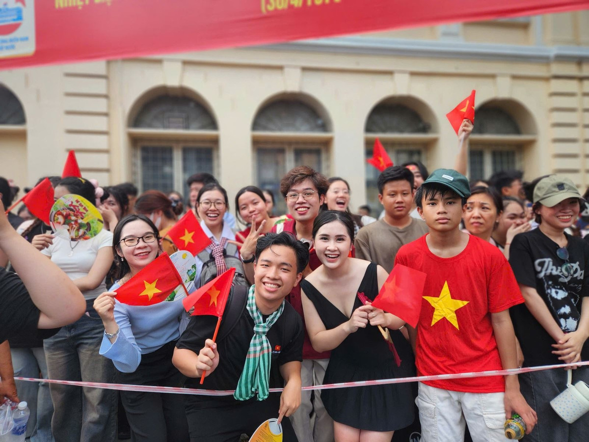 Nguoi dan hao huc don xem buoi so duyet dieu binh, dieu hanh-Hinh-8