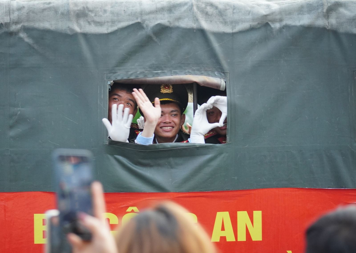 Nguoi dan hao huc don xem buoi so duyet dieu binh, dieu hanh-Hinh-10