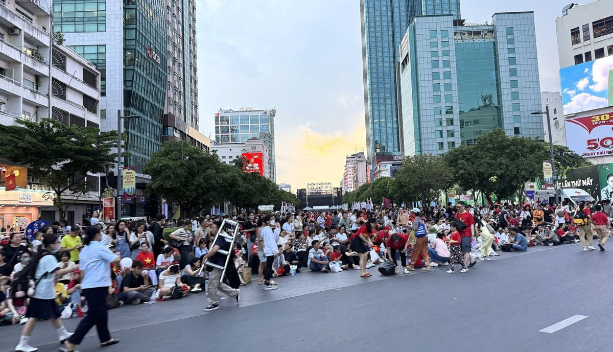 Nguoi dan hao huc don xem buoi so duyet dieu binh, dieu hanh-Hinh-5