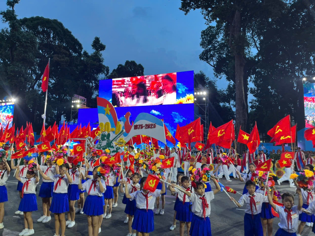 Nguoi dan hao huc don xem buoi so duyet dieu binh, dieu hanh-Hinh-14
