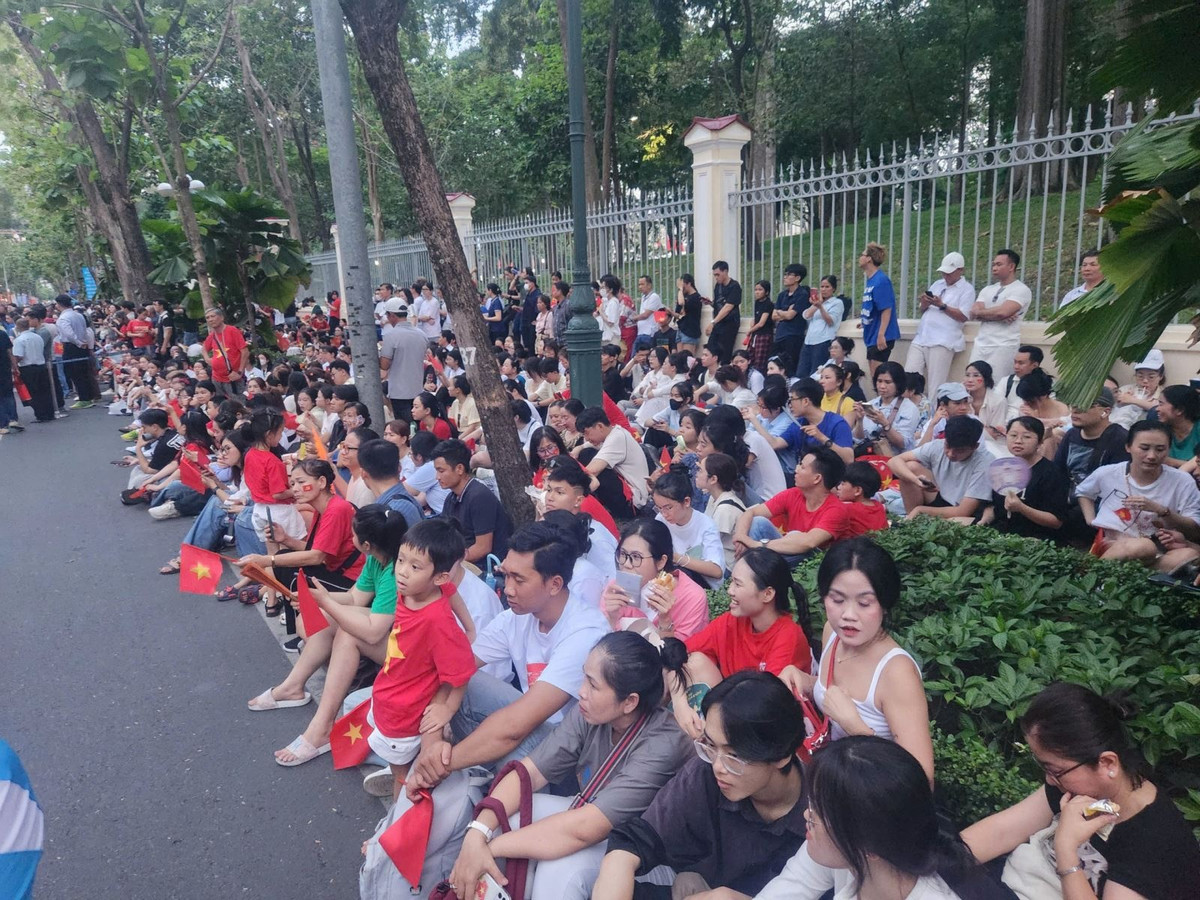 Nguoi dan hao huc don xem buoi so duyet dieu binh, dieu hanh-Hinh-7