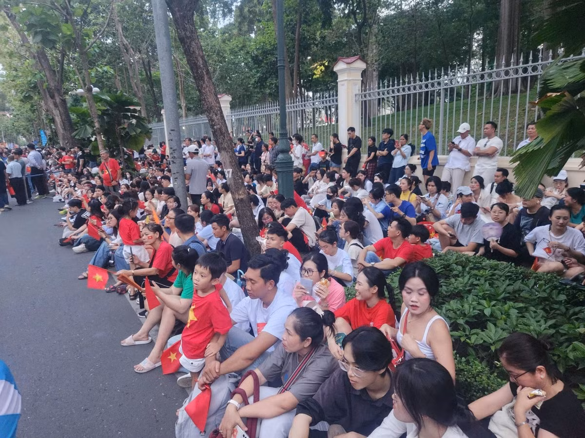 Nguoi dan hao huc don xem buoi so duyet dieu binh, dieu hanh-Hinh-7